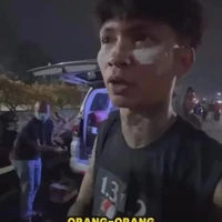 Young Lex juga ikut memamerkan aksinya saat turun ke jalan. Seperti layaknya masyarakat biasa, Young Lex kenakan kaos hitam. Ia juga tak memakai topi ataupun kaca mata hitam. Foto: Instagram/@young_lex18