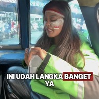 Selebgram sekaligus pebisnis Shindy Samuel membagikan bantuan berupa minuman dan medis untuk para demonstran serta tentara yang bertugas. Sambil menaiki angkutan umum, Shindy terlihat mengenakan jaket khas ojek online dan celana panjang hitam mengkilap. Ia juga mengenakan ikat kepala merah putih. Foto: Instagram/@rendyshindy_samuel