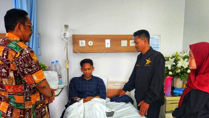 Asep Japar saat menjenguk Umar di RS Pelni