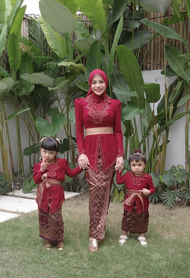 Aurel Hermansyah tampil memukau di pernikahan kakak Sarah Menzel, Kevin Menzel. Setelah berhasil menjalani diet, tubuhnya kini terlihat semakin langsing. Foto: Instagram/@aurelie.hermansyah