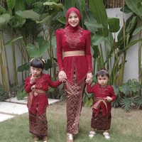 Aurel Hermansyah tampil memukau di pernikahan kakak Sarah Menzel, Kevin Menzel. Setelah berhasil menjalani diet, tubuhnya kini terlihat semakin langsing. Foto: Instagram/@aurelie.hermansyah