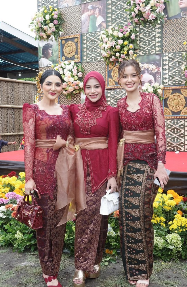 Bawahannya berupa kain batik dengan motif tradisional warna cokelat keemasan, yang mempertegas nuansa adat dan menambah kesan klasik. Istri Atta Halilintar itu juga melengkapi penampilannya dengan hijab polos warna merah marun. Foto: Instagram/@aurelie.hermansyah