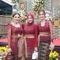 Bawahannya berupa kain batik dengan motif tradisional warna cokelat keemasan, yang mempertegas nuansa adat dan menambah kesan klasik. Istri Atta Halilintar itu juga melengkapi penampilannya dengan hijab polos warna merah marun. Foto: Instagram/@aurelie.hermansyah