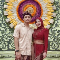 Ia menambahkan selendang kain organza warna cokelat muda yang diikat dengan bros emas di pinggang, memberi sentuhan formal khas kebaya Bali. Bros berbentuk bunga dengan detail cantik dipakai untuk mengikat selendang, sekaligus menambah nuansa mewah pada keseluruhan tampilan. Foto: Instagram/@aurelie.hermansyah