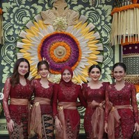Penampilan Aurel seragaman dengan anggota keluarganya. Dalam foto terlihat KD, Ashanty, Sarah Menzel, hingga Aaliyah yang juga kompak kenakan kebaya Bali warna merah marun. Foto: Instagram/@aurelie.hermansyah