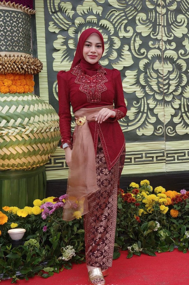 Setelah berhasil menjalani diet ketat, berat badan Aurel kini diketahui telah menginjak angka 49 kg. Hal itu diungkapkannya dalam akun TikTok saat membalas salah satu komentar yang masuk. Foto: Instagram/@aurelie.hermansyah