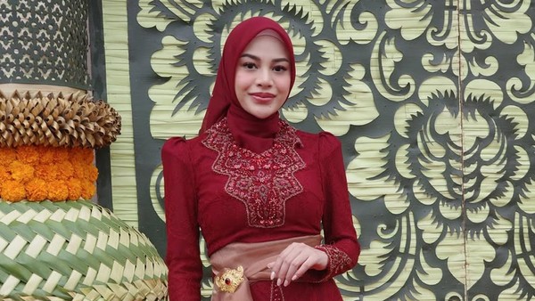 7 Foto Aurel Hermansyah Berkebaya Merah Marun, Makin Langsing Dengan BB 49 Kg