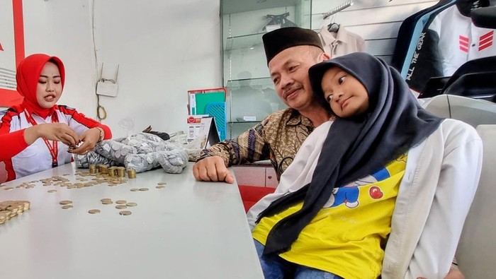 Ayah di Ponorogo antar anak beli motor dengan uang koin hasil menabung sejak TK.