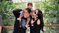 Dilihat di Instagram, Senin (1/9/2025), Bella Bonita beserta sang suami, Denny Caknan, dan anaknya, Cunda, berada di Bandara Changi Singapura. Mereka berfoto di belakang Rain Vortex, air terjun dalam ruangan tertinggi di dunia yang ikonik di situ. (Foto: dok Instagram denny_caknan)