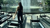 Bella Bonita begitu menikmati pilates dengan pemandangan air terjun. Pilkades, tulisnya. (Foto: dok Instagram denny_caknan)