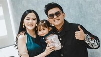 Lalu Bella Bonita menemani Denny Caknan manggung di Singapura. (Foto: dok Instagram denny_caknan)