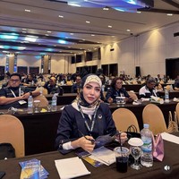 Selama menjadi anggota DPRD gaya Bella selalu terlihat stylish dan sopan. Sepeerti gayanya saat mengikuti Rakernas di Makassar, Sulawesi. Ia memadukan hijab bercorak dengan blazer biru tua. Foto: Instagram/@bellashofie_rigan