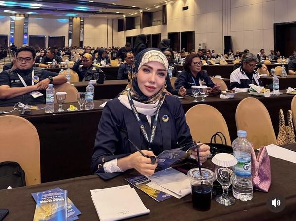 7 Gaya Bella Shofie Ngantor Jadi Anggota DPRD, Kini Pilih Mundur