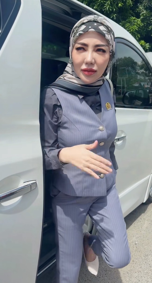 Aktris Bella Shofie mengumumkan mundur dari jabatannya sebagai DPRD Buru. Wanita 33 tahun itu resmi mengundurkan diri sejak 14 Agustus 2025 usai 11 bulan jarang ngantor. Foto: Instagram/@bellashofie_rigan
