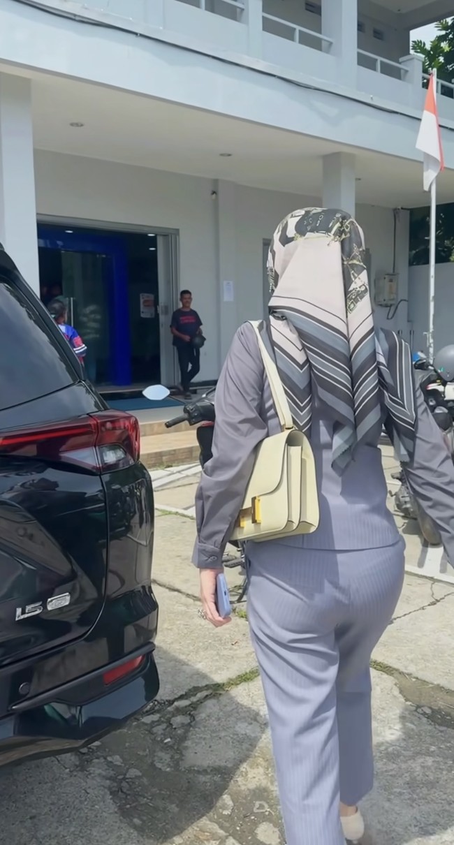 Selama bekerja sebagai DPRD, Bella tampak beberapa kali membagikan kegiatannya, salah satunya saat mendatangi langsung kantor BPJS untuk menyelesaikan aduan yang diterimanya. Terlihat Bella yang tampil serba abu-abu dipadukan tas Hermes putih. Foto: Instagram/@bellashofie_rigan
