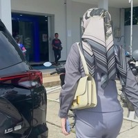 Selama bekerja sebagai DPRD, Bella tampak beberapa kali membagikan kegiatannya, salah satunya saat mendatangi langsung kantor BPJS untuk menyelesaikan aduan yang diterimanya. Terlihat Bella yang tampil serba abu-abu dipadukan tas Hermes putih. Foto: Instagram/@bellashofie_rigan