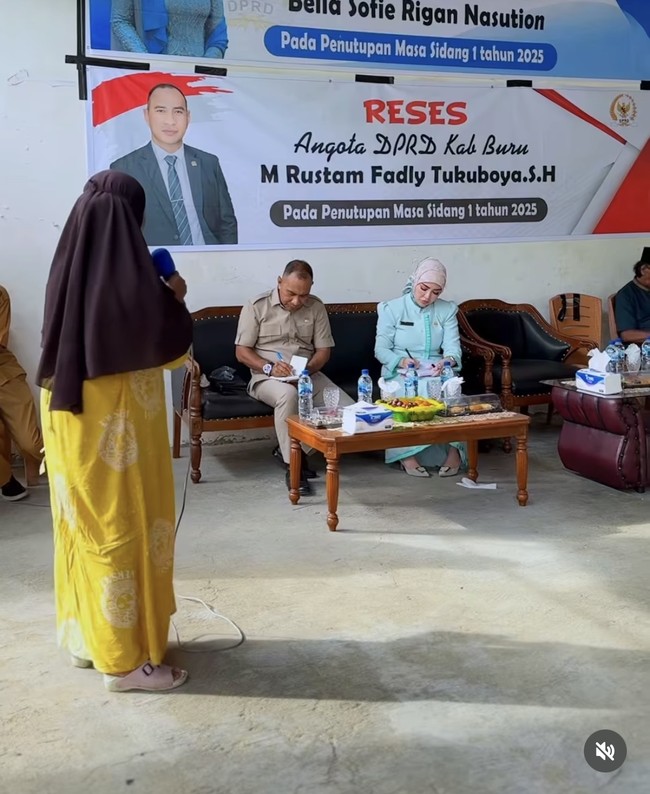 Bella Shofie mengikuti RESES anggota DPRD kabupaten Buru. Ia memilih kenakan setelan berwarna hijau tosca. Setelan rok panjang tersebut dipadukan dengan hijab bermotif dengan corak senada. Foto: Instagram/@bellashofie_rigan