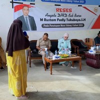 Bella Shofie mengikuti RESES anggota DPRD kabupaten Buru. Ia memilih kenakan setelan berwarna hijau tosca. Setelan rok panjang tersebut dipadukan dengan hijab bermotif dengan corak senada. Foto: Instagram/@bellashofie_rigan