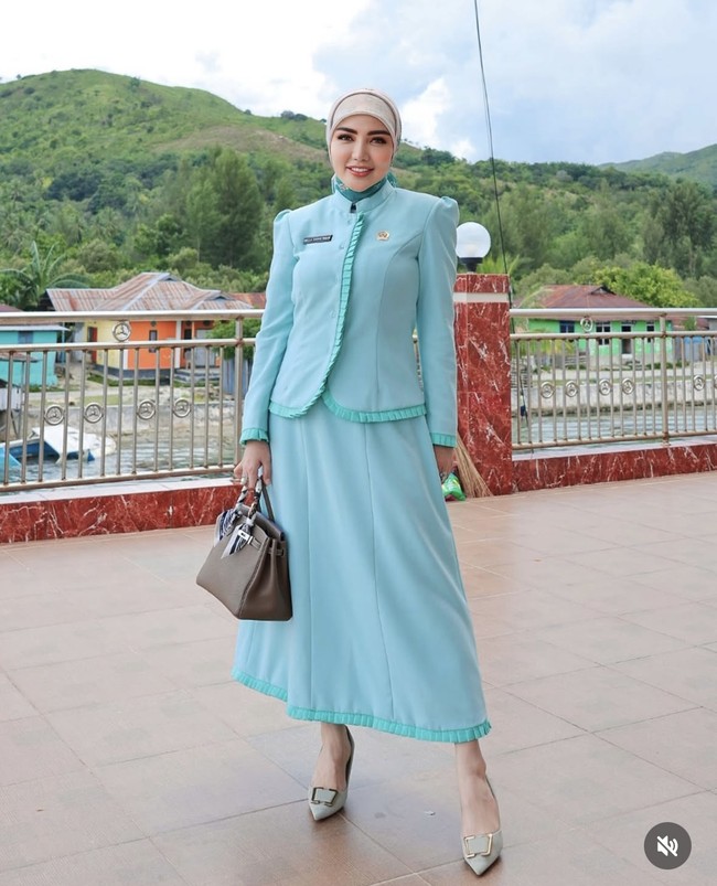 Melengkapi penampilannya, Bella Shofie kenakan heels abu-abu dipadukan dengan tas mewah Hermes warna coklat. Tampaknya yang dikenakan Bella merupakan seri Sellier Birkin 30 Bag yang harganya mencapai Rp 268 juta. Foto: Instagram/@bellashofie_rigan