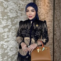 Di lain kesempatan istri pengusaha tambang Daniel Rigan itu juga terlihat mengenakan setelan batik yang elegan berwarna hitam dengan corak coklat. Penampilannya itu dipadukan dengan Hermes Birkin 25 Bag yang harganya capai ratusan juta. Foto: Instagram/@bellashofie_rigan