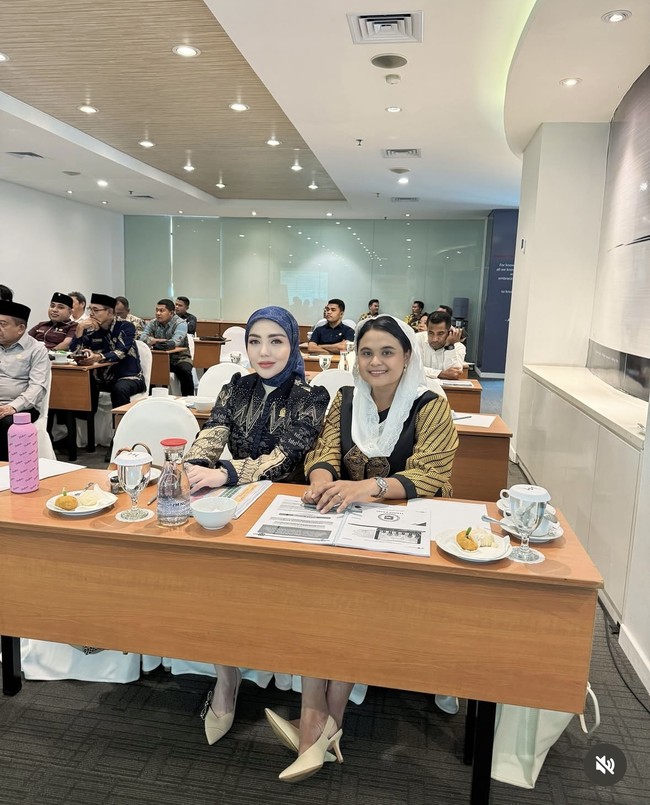 Penampilan tersebut terlihat saat hari terakhir Bella Shofie Bimtek pendalaman tugas dan fungsi dewan. Foto: Instagram/@bellashofie_rigan
