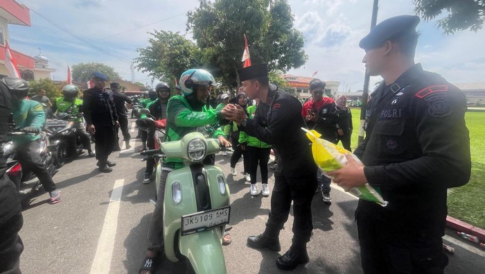 Brimob Polda Sumut berbagi sembako ke pengemudi ojol