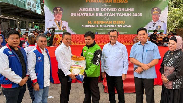BSB dan Pemprov Sumsel menyerahkan bantuan beras ke driver ojol.