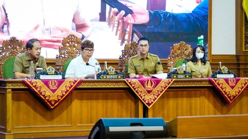 Bupati Badung I Wayan Adi Arnawa saat memimpin rapat finalisasi laporan akhir pendataan potensi pajak daerah di ruang Kertha Gosana, Kantor Bupati Puspem Badung, Senin (1/9/2025). (Pemkab Badung)