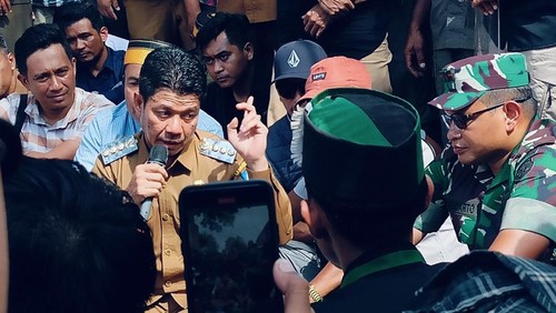 Bupati Dompu bersama dengan ketua DPRD, Wakil Ketua 1 DPRD, Kapolres Dompu, dan Dandim 1614/Dompu menemui dan berdialog dengan massa aksi di depan Kantor DPRD Dompu, Senin (1/9/2025). (Faruk/detikBali)