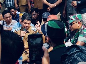 Bupati-26 Anggota DPRD Temui Demonstran di Dompu