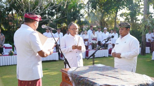 Bupati Gianyar I Made Mahayastra resmi melantik I Gusti Bagus Adi Widya Utama sebagai Sekretaris Daerah (Sekda) Kabupaten Gianyar di Taman Maheswara Kantor Bupati Gianyar, hari ini.