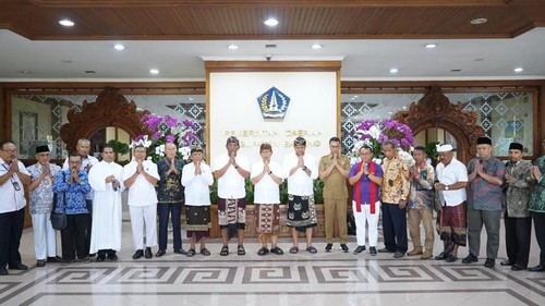 Bupati Wayan Adi Arnawa, Wabup Bagus Alit Sucipta dan tokoh di FKUB dan FPK Badung saat menyampaikan ajakan ke masyarakat menjaga kedamaian di Kabupaten Badung, Senin (1/9/2025). (Pemkab Badung)