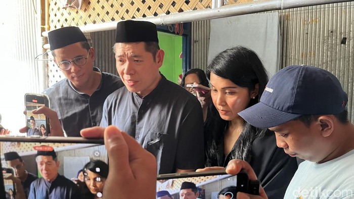 CEO Grab, Anthony Tan berkunjung ke kediaman almarhum Rusdamdiansya alias Dandi (25), driver ojek online (ojol) yang meninggal dunia saat aksi demo ricuh di Makassar.