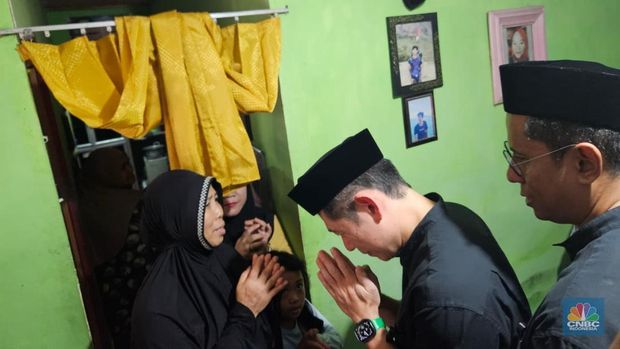 CEO Grab, Anthony Tan berkunjung ke rumah almarhum Rusdamdiansyah, pengemudi ojol yang tewas di Makassar. (CNBC Indonesia/Intan Rakhmayanti)
