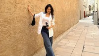 Davina Karamoy bergaya di samping tembok dengan mata kedip satu. (Foto: dok Instagram davinaakaramoy)