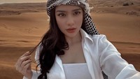 Davina Karamoy mengunjungi tempat-tempat populer di Dubai, salah satunya adalah Dessert Safari Dubai.