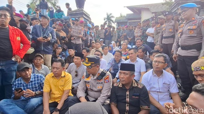 Massa yang tergabung dalam Aliansi Utara menggelar demo di depan Gedung DPRD Kota Tarakan, Kalimantan Utara, Senin (1/9/2025). Aksi berlangsung panas saat massa menembus barisan aparat keamanan untuk menyampaikan tuntutan mereka.