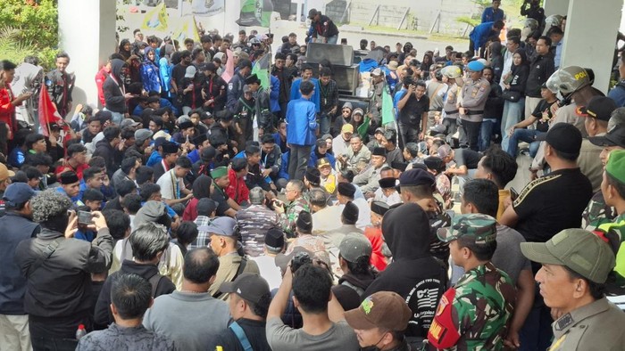 Demo Cipayung plus di DPRD Bangkalan.