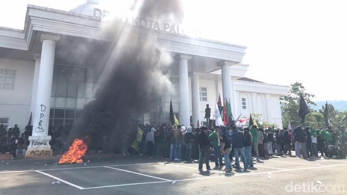 Demo depan Kantor DPRD Palopo.