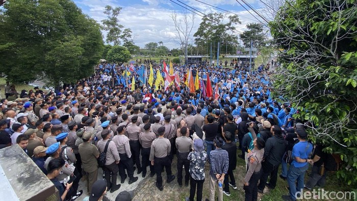 Ribuan massa saat menggelar aksi damai di depan gedung DPRD Babel