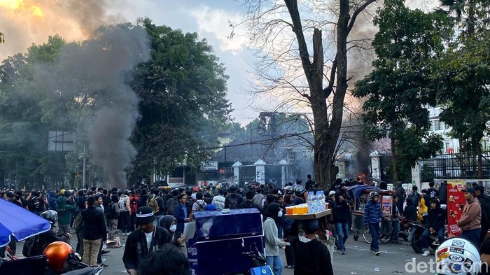 Demo di depan DPRD Jabar, Kota Bandung, Senin (1/9/2025).