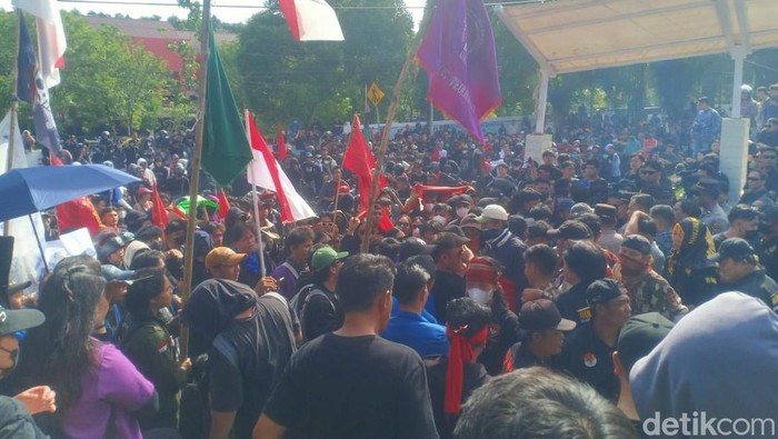 Demo di depan Kantor DPRD Sulut.