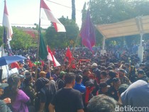 Demo di Kantor DPRD Sulut Sempat Memanas, Massa Lempar Botol ke Aparat