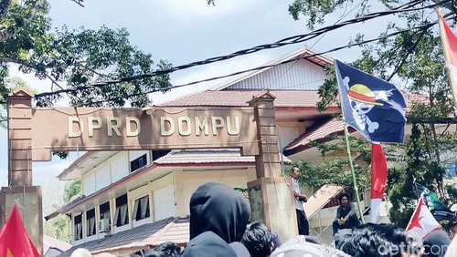 Bendera One Peace yang dikabarkan oleh massa aksi di depan gedung DPRD Dompu Senin (1/9/2025).
