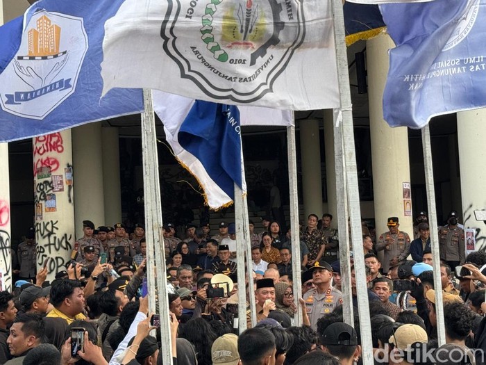 Gelombang demonstrasi terus berlanjut di Kota Pontianak, Kalimantan Barat. Ratusan mahasiswa kembali mendatangi Kantor DPRD Kalbar pada Senin (1/9/2025).
