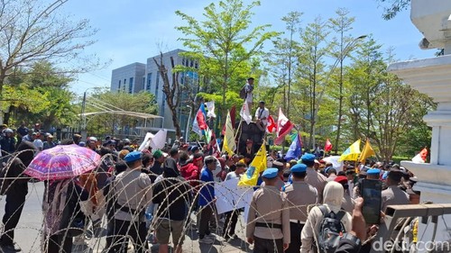 Mahasiswa menggelar unjuk rasa di DPRD NTT, Senin (1/9/2025). (Yufengki Bria/detikBali).