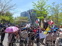 Ratusan Mahasiswa di Kupang Tuntut Bertemu Anggota DPRD NTT