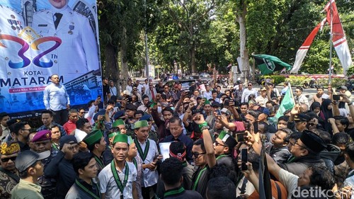Puluhan mahasiswa HMI Mataram demo kantor Gubernur NTB tuntut Kapolri Jendral Listyo Sigit Prabowo dicopot, Senin (1/9/2025). (Ahmad Viqi/detikBali).
