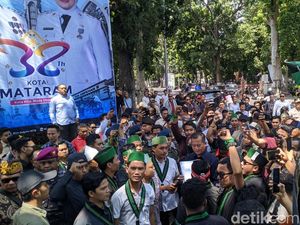 Massa Mahasiswa di NTB Desak Ketum Parpol Sanksi Tegas Anggota Penghina Rakyat