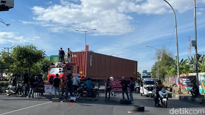 Demo di pertigaan Jalan Sultan Alauddin-Jalan AP Pettarani Makassar.